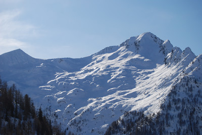 Il Pizzo Scala 2427 m a sinistra la Cima di Lemma 2348 m, dalla Valle di Cuminello. Il Pizzo Scala 2427 m a sinistra la Cima di Lemma 2348 m, dalla Valle di Cuminello.