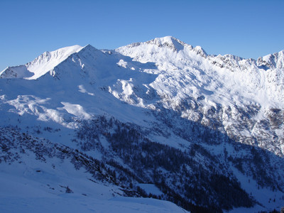 La Cima di Lemma 2348 m a sinistra e il Pizzo Scala 2427 m salendo dalla Valle Dordona. La Cima di Lemma 2348 m a sinistra e il Pizzo Scala 2427 m salendo dalla Valle Dordona.