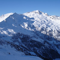  La Cima di Lemma 2348 m a sinistra e il Pizzo Scala 2427 m salendo dalla Valle  Dordona.