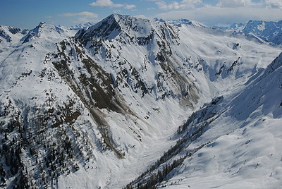 Il Pizzo Scala 2427 m versante W con valanghe di fondo, dal Foppone 2304 m. Il Pizzo Scala 2427 m versante W con valanghe di fondo, dal Foppone 2304 m.