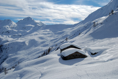 La Casera della Scala 1976 m, con a sinistra il Monte Valegino 2415 m. La Casera della Scala 1976 m, con a sinistra il Monte Valegino 2415 m.