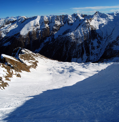 Gli ampi pendii al Pizzo Scala visti dal ripido versante NE della cima omonima. Gli ampi pendii al Pizzo Scala visti dal ripido versante NE della cima omonima.
