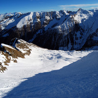 Gli ampi pendii al Pizzo Scala visti dal ripido versante NE della cima omonima.
