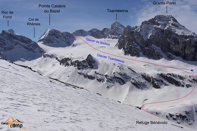 Pointe de Calabre/Bazel depuis le refuge Bénévolo (En bleu le départ variante descente) Pointe de Calabre/Bazel depuis le refuge Bénévolo (En bleu le départ variante descente)