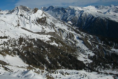 Pousterle (2402m), face SW et la baume caractéristique à son pied Pousterle (2402m), face SW et la baume caractéristique à son pied