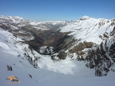 Cirque de Gavarnie - Vue de la vallée de Gavarnie depuis le haut du 2eme étage Cirque de Gavarnie - Vue de la vallée de Gavarnie depuis le haut du 2eme étage