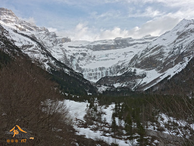 Le cirque de Gavarnie vue depuis le chemin d'accès (à 5min du village) Le cirque de Gavarnie vue depuis le chemin d'accès (à 5min du village)