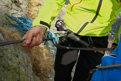 Rappel : corde à double, descendeur, noeud autobloquant (ici au-dessus du descendeur) Rappel : corde à double, descendeur, noeud autobloquant (ici au-dessus du descendeur)
