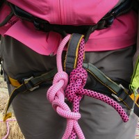 Corde à double : chaque brin accroché par un noeud de huit