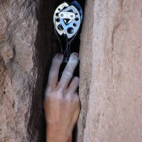 Un coinceur mécanique à cames dans une fissure verticale