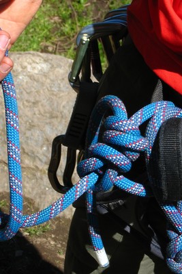 Encordement au baudrier avec corde à simple : noeud de chaise + noeud d'arrêt