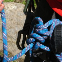 Encordement au baudrier avec corde à simple : noeud de chaise + noeud d'arrêt