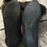 Chausson "symétrique" (G) et asymétrique (cambré) (D)