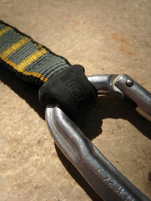 Système (String de Petzl) anti-rotation du mousqueton côté corde
