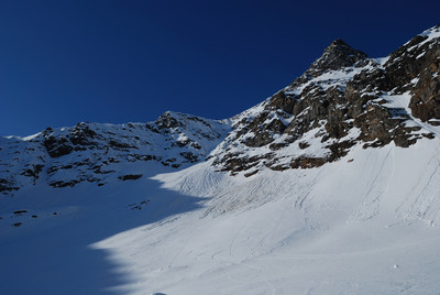 ll Piz de la Margna 3159 m e lo sbocco del canale N da circa 2700 m.