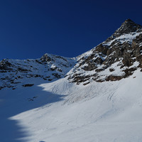 ll Piz de la Margna 3159 m e lo sbocco del canale N da circa 2700 m.