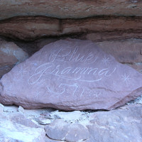 La pierre sculptée au pied de la voie Blue Gramma à Indian Creek