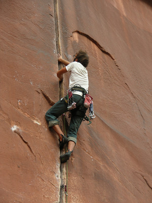 Indian Creek - Un habitué qui enchaine le Coyne Crack (5.11+ à doigts) à Supercrack Buttress