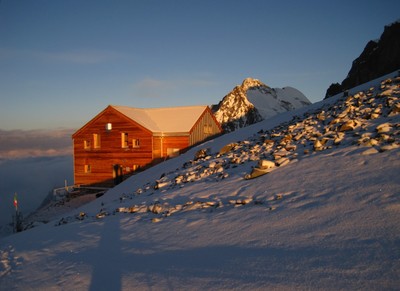 Refuge Marco e Rosa, sur fond de Roseg