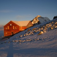Refuge Marco e Rosa, sur fond de Roseg