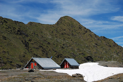I rifugi Donati al Reguzzo 2504 m con la Punta di Santo Stefano 2693 m versante S I rifugi Donati al Reguzzo 2504 m con la Punta di Santo Stefano 2693 m versante S