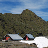 I rifugi Donati al Reguzzo 2504 m con la Punta di Santo Stefano 2693 m versante S