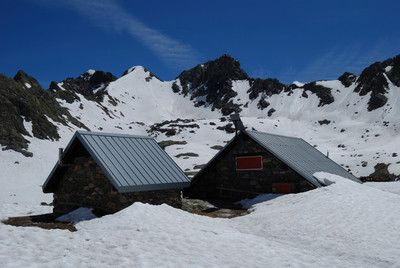 I rifugi Donati 2504 m al Reguzzo con il roccioso Pizzo Biorco 2735 m I rifugi Donati 2504 m al Reguzzo con il roccioso Pizzo Biorco 2735 m