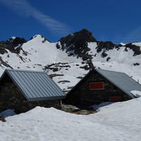 I rifugi Donati 2504 m al Reguzzo con il roccioso Pizzo Biorco 2735 m