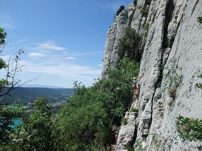 Aiguines - Haut Vernis - grimpe avec vue sur le lac de Sainte Croix Aiguines - Haut Vernis - grimpe avec vue sur le lac de Sainte Croix