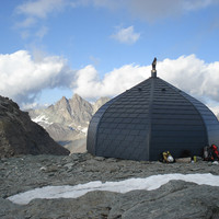refuge des Pantalons Blancs devant les Aig rouges d'Arolla                 