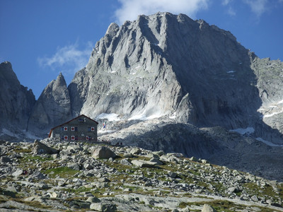 Refuge Gianetti et piz Badile Refuge Gianetti et piz Badile