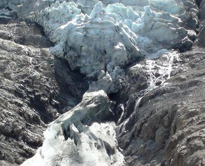 La langue terminale, rupture imminente. Vidéo chute de séracs : http://www.zapiks.fr/chute-de-seracs-au-glacier-d.html La langue terminale, rupture imminente. Vidéo chute de séracs : http://www.zapiks.fr/chute-de-seracs-au-glacier-d.html