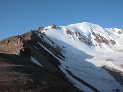 Pic Petrovski depuis la crête nord Pic Petrovski depuis la crête nord