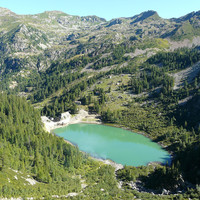 Lac de Vargno à l'origine lac naturel correspondant au niveau actuel