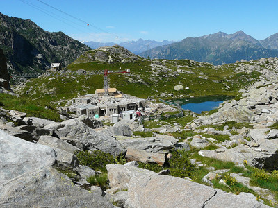 Le refuge en construction avec monte charge pour la durée des travaux Le refuge en construction avec monte charge pour la durée des travaux