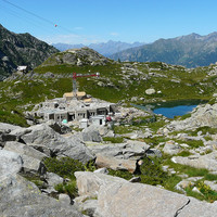 Le refuge en construction avec monte charge pour la durée des travaux