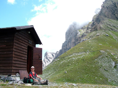 il bivacco Bonelli con le pareti del Auto Vallonasso il bivacco Bonelli con le pareti del Auto Vallonasso
