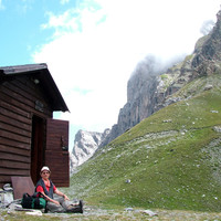 il bivacco Bonelli con le pareti del Auto Vallonasso