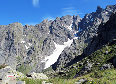 scendendo dal Bivacco Corti; vista sul versante NE del Pizzo di Coca...