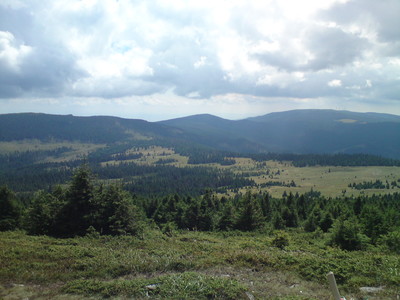De gauche a droite, Harghita Racu, Harghita Siculeni et Harghita Ciceu, le sentier serpente entre ces sommets De gauche a droite, Harghita Racu, Harghita Siculeni et Harghita Ciceu, le sentier serpente entre ces sommets