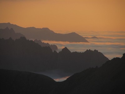 mer de nuages au crépuscule