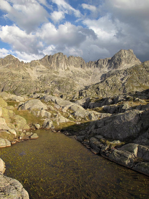(de g à d) Crête de la Mourèle, Pics d'Espade et pic de Néouvielle depuis les lacs de l'Oueil-Nègre (vallon de la Glère)