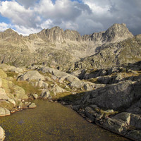 (de g à d) Crête de la Mourèle, Pics d'Espade et pic de Néouvielle depuis les lacs de l'Oueil-Nègre (vallon de la Glère)