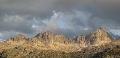 (de g à d) Crête de la Mourèle, Pics d'Espade et pic de Néouvielle depuis le refuge de la Glère