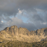 (de g à d) Crête de la Mourèle, Pics d'Espade et pic de Néouvielle depuis le refuge de la Glère