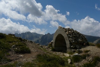 Abri militaire sur la crête frontalière