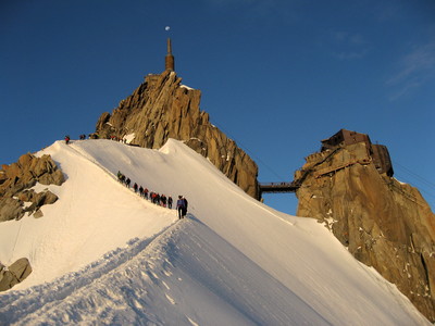 L'aiguille du Midi a rdv avec la lune...