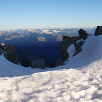       Il Bivacco Ettore Canzio 3825 m al Colle delle Grandes Jorasses                         