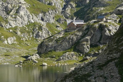 Le Refuge de Nice perché au dessus du Lac de la Fous Le Refuge de Nice perché au dessus du Lac de la Fous