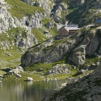 Le Refuge de Nice perché au dessus du Lac de la Fous